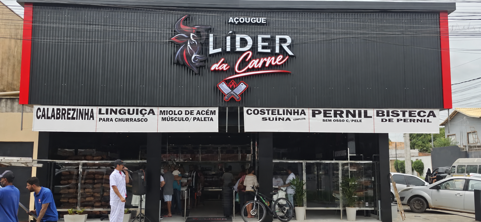 Fachada do Açougue Líder da Carne, com letreiro preto, vermelho e branco